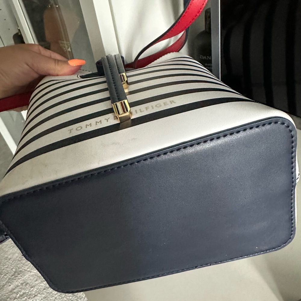 NEW Tommy Hilfiger White and Black Bucket Crossbody Bag - Picture 4 of 11